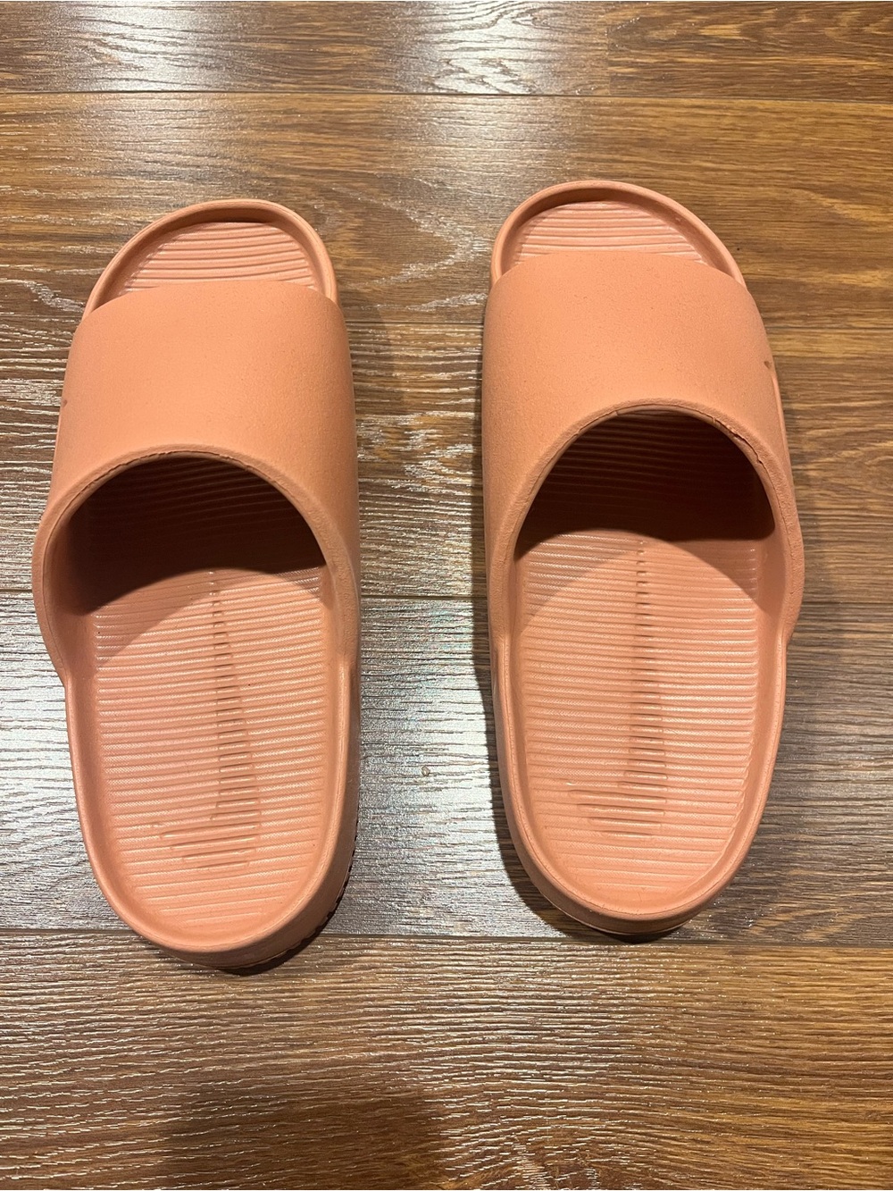 Nike Women’s 11/ Men’s 10 Slip-On Slide Sandals in Salmon